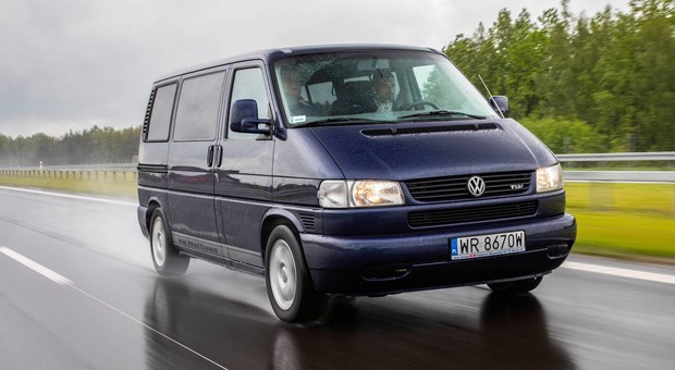 Jest jak szwajcarski scyzoryk, który nie chce się zestarzeć – oto Volkswagen T4 Multivan
