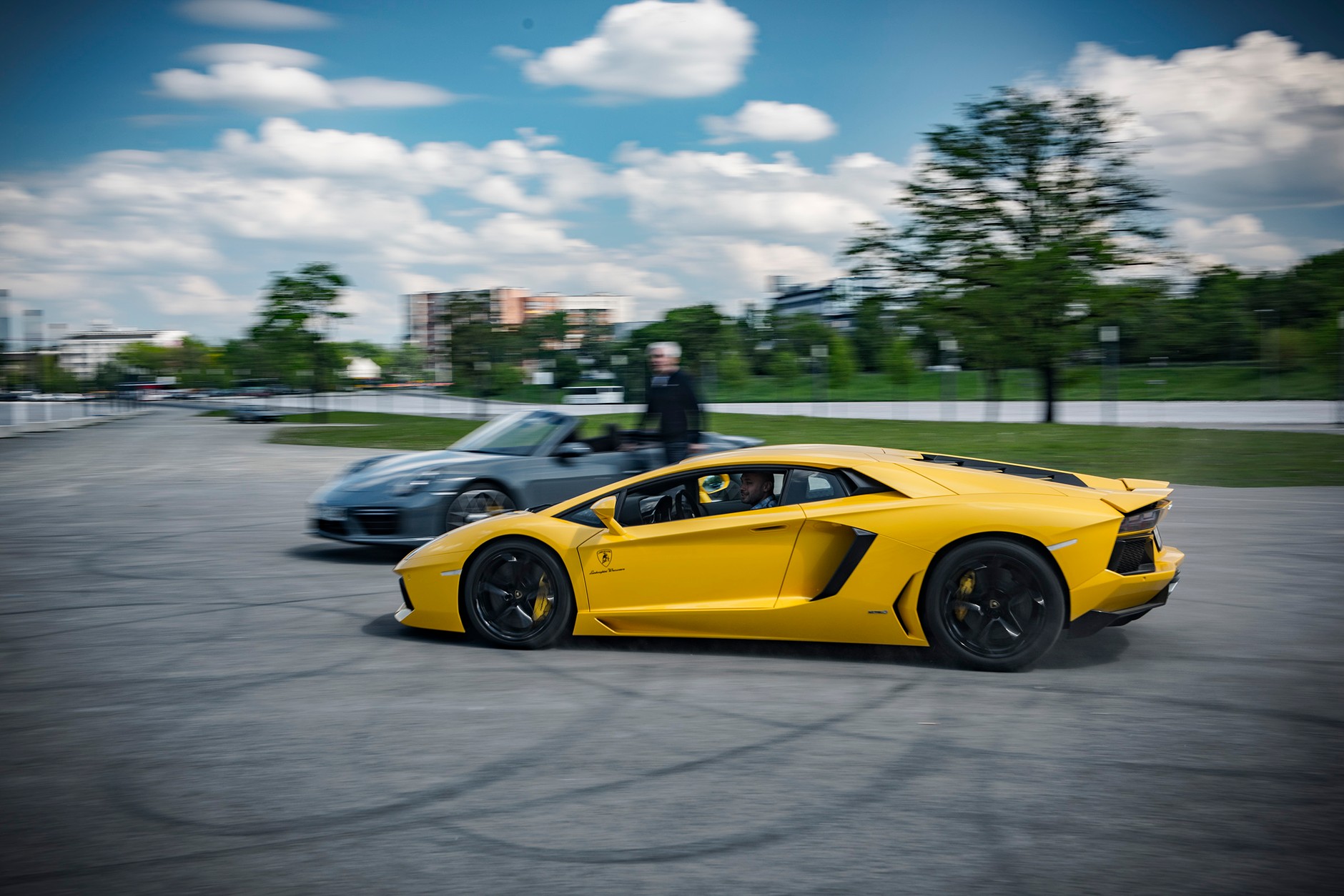 Lamborghini Aventador Coupe vs. Porsche 911 Tubo Cabrio