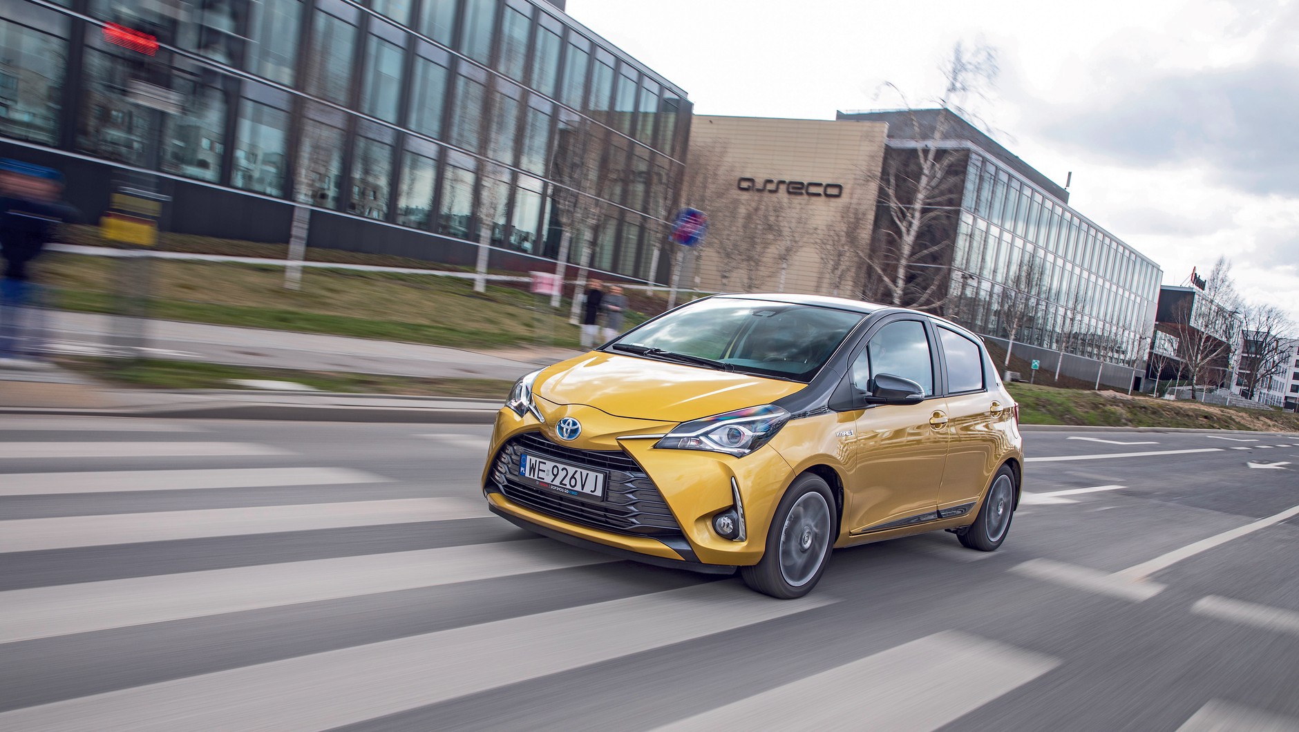 Yaris w wersji hybrydowej to niemal idealne auto do miasta. Czar pryska na autostradzie.