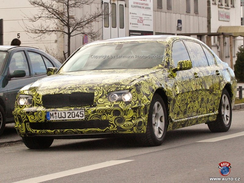 Zdjęcia szpiegowskie: nowe BMW 7 pod psychodelicznym kamuflażem