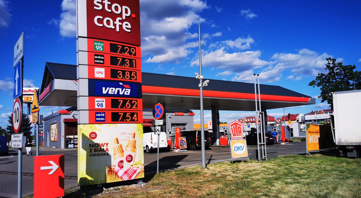 Droższe paliwa na stacjach – na początek o 40-50 gr na litrze, za to na stałe. Czy to już pewne?