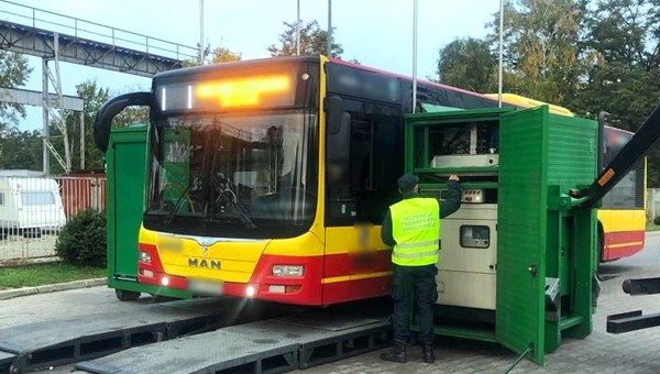 Badanie autobusu miejskiego na mobilnej stacji diagnostycznej
