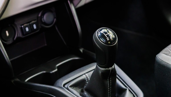 Codzienne nawyki mogą zniszczyć skrzynię biegów. Te czynności robimy automatycznie, a nie powinniśmy