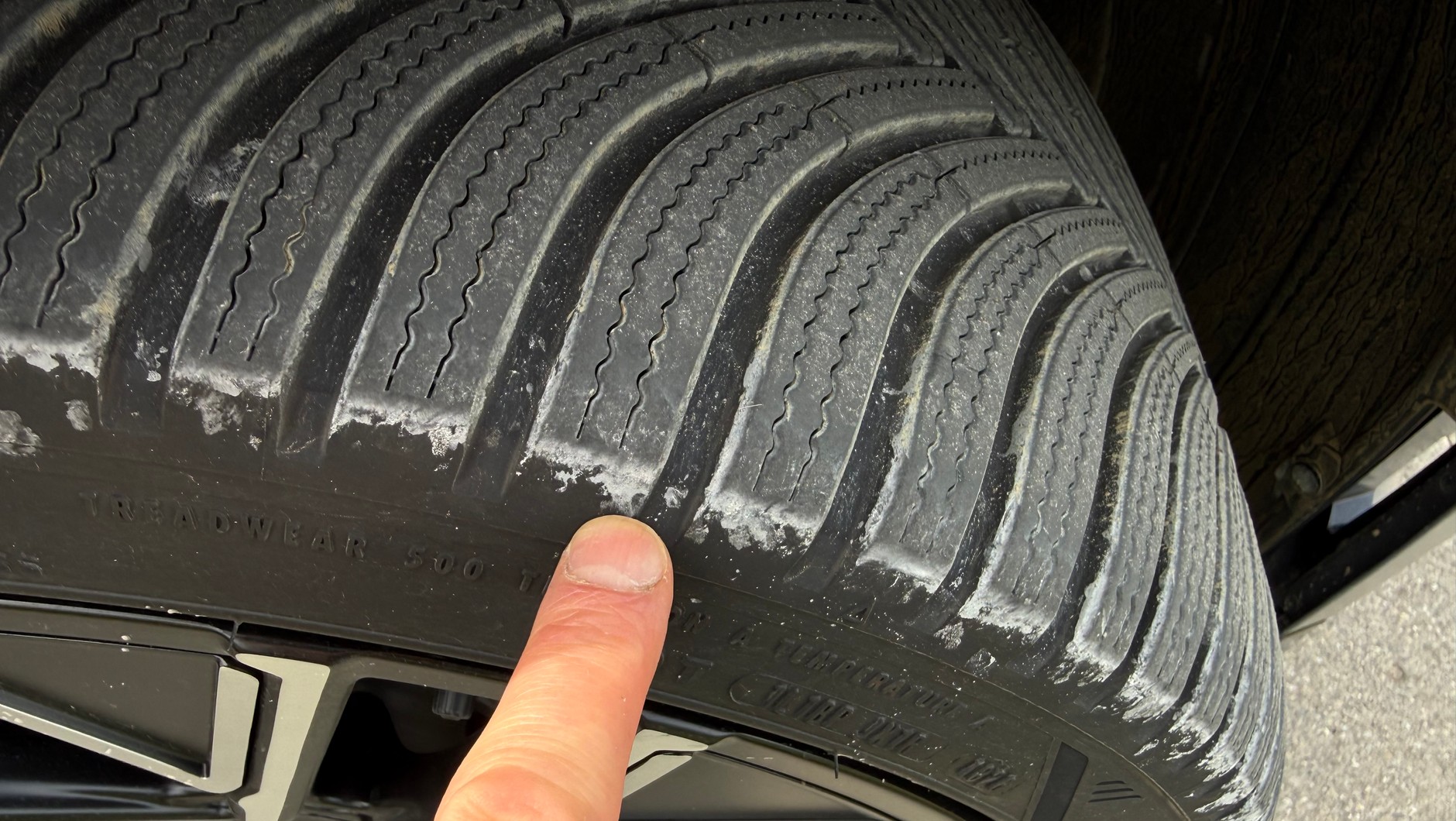 Goodyear Vector All Season 4 ma dużą powierzchnię styku z nawierzchnią