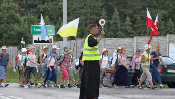 Duchowni czy świeccy porządkowi z lizakami w rękach, kierujący ruchem podczas przemarszów pielgrzymek, to w sierpniu w Polsce normalny widok. 