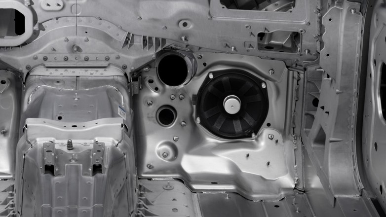 Frontbass to pomysłowa lokalizacja głośników niskotonowych w przegrodzie pomiędzy komorą silnika a kabiną.