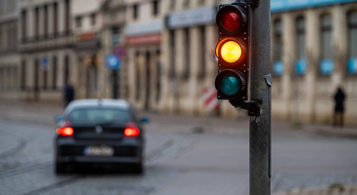 Czy można przejechać na żółtym świetle? Kierowcy wciąż mają wątpliwości