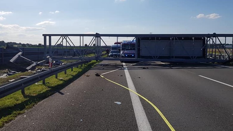 Ciężarówka uderzyła w bramownicę na A4