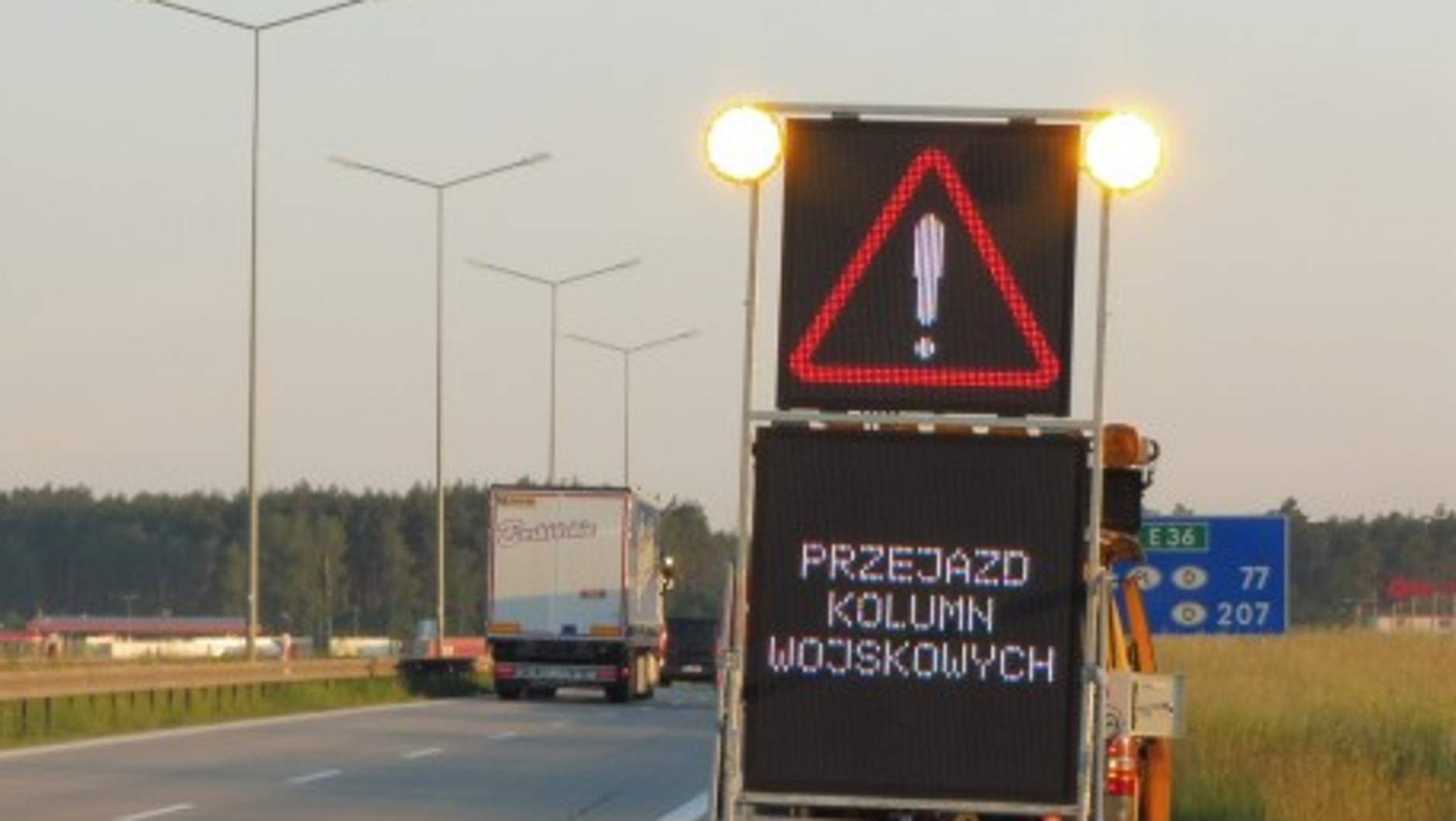 Przejazd kolumny wojskowej