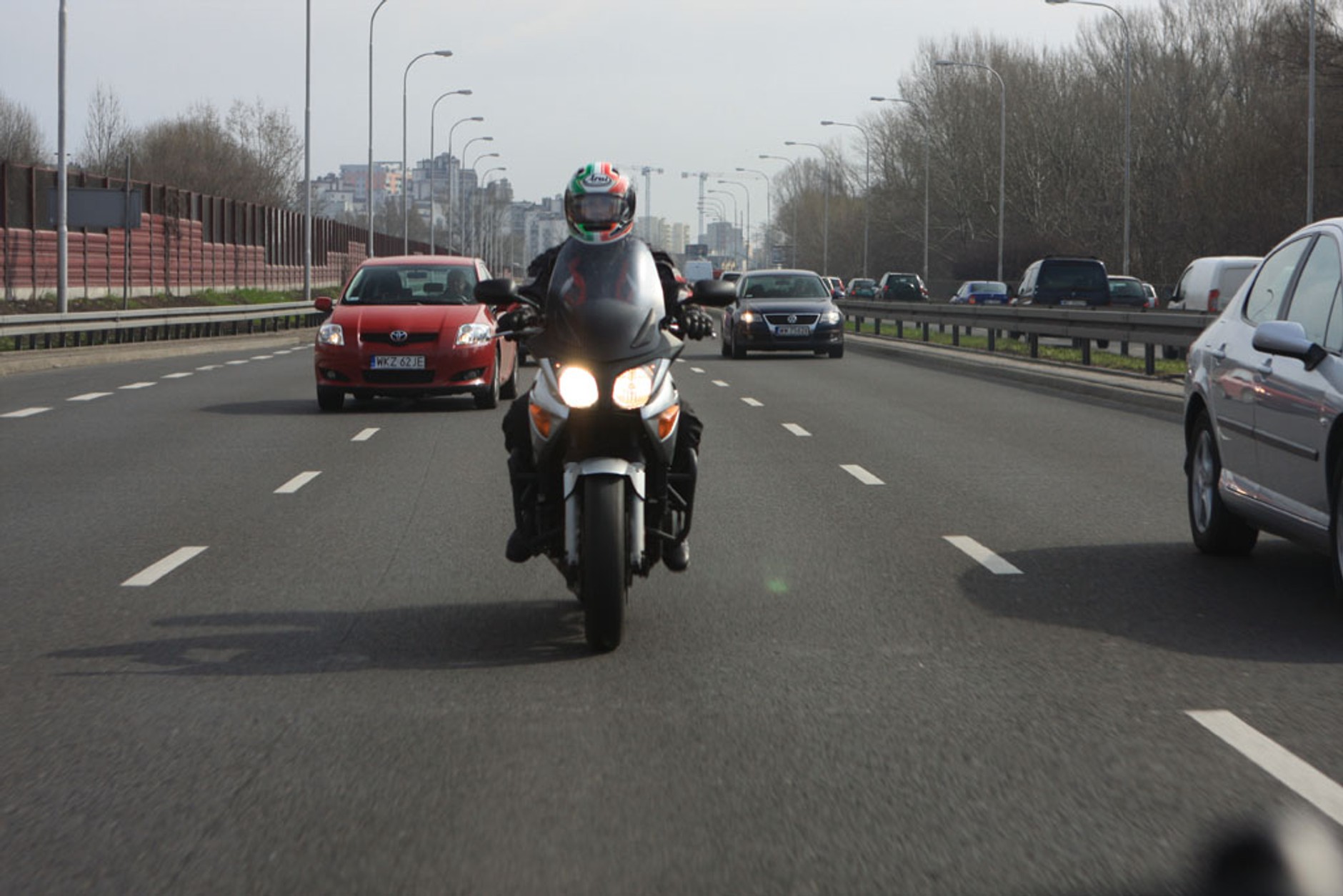 Jak pies z kotem, czyli motocykle kontra samochody