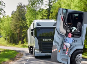 Czterolatek za kierownicą Scanii. Ani chwili się nie zawahał [WIDEO]