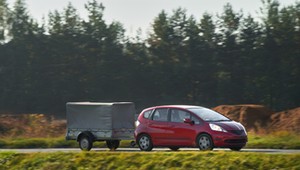 Kierowcy często zapominają o tym limicie i przekraczają prędkość. Chodzi o zespół pojazdów