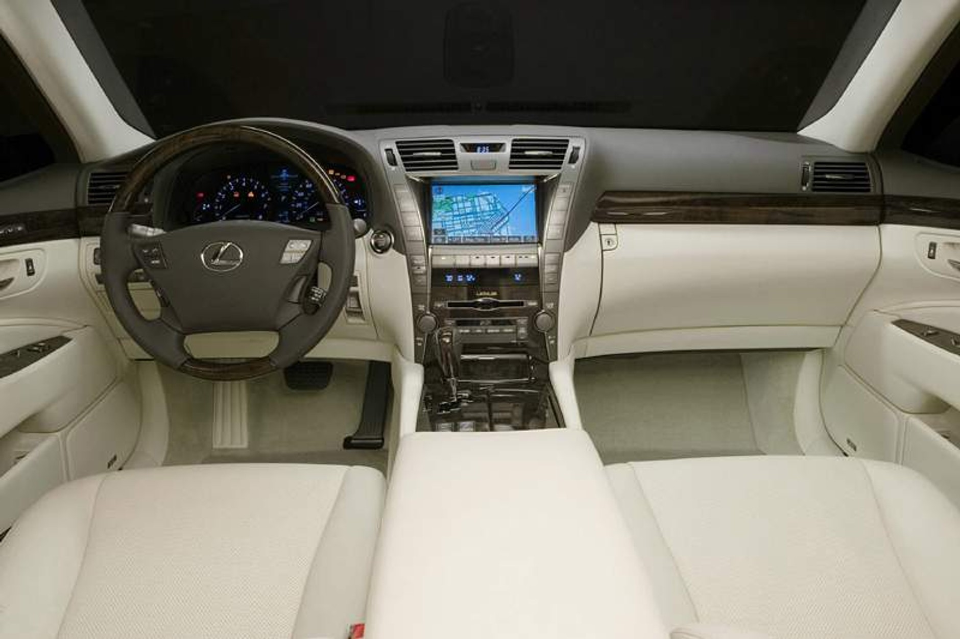 Lexus LS460 w japońskich salonach sprzedaży