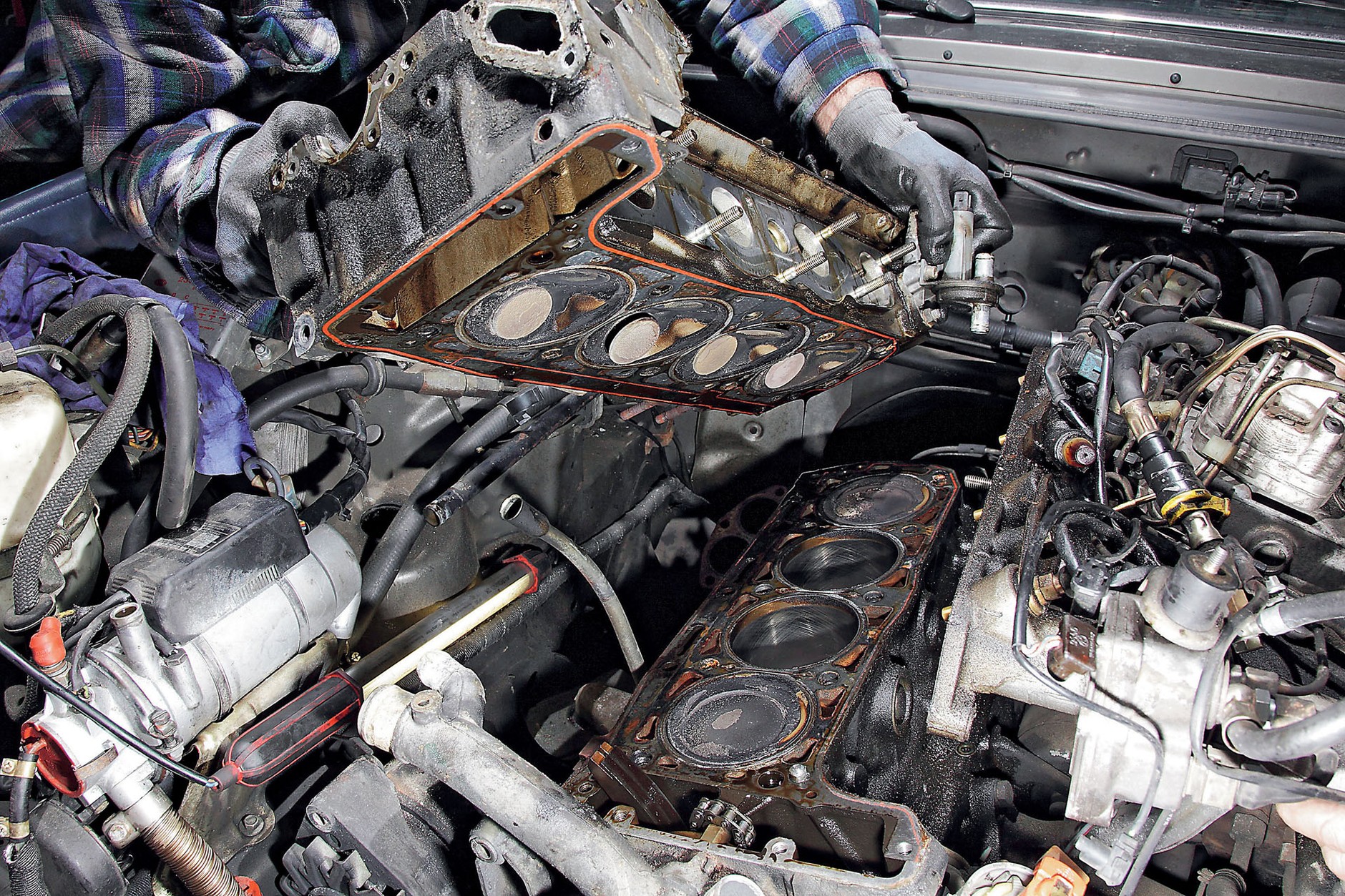 Wymiana uszczelki pod głowicą: koszty naprawy idą w tysiące!