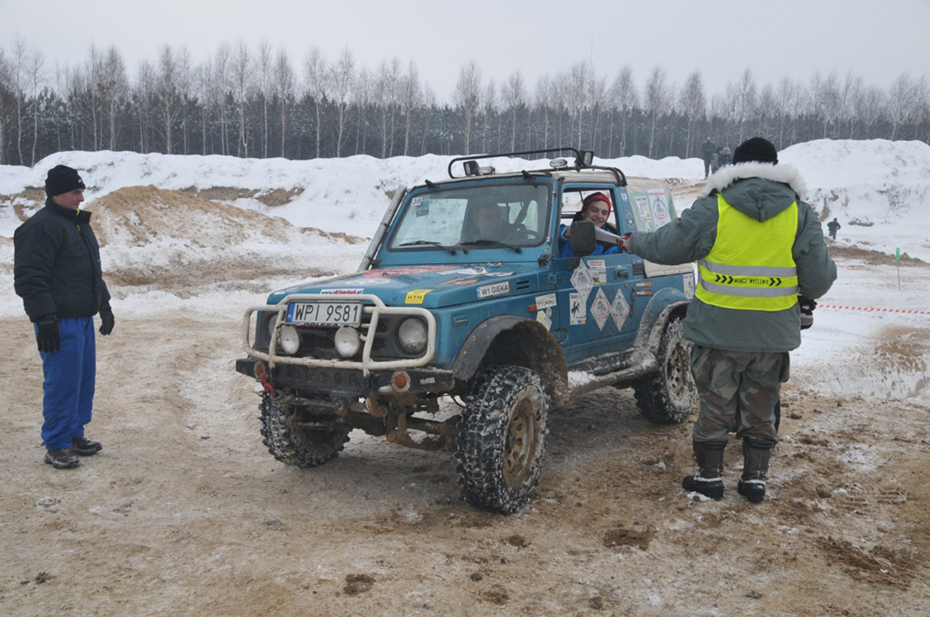 Terenowa integracja „dla choinki” pod znakiem śniegu i mrozu