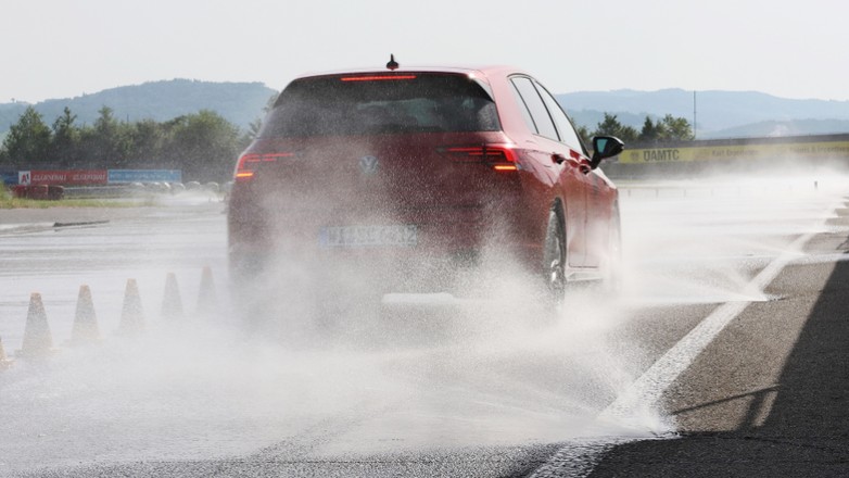 Najlepsze opony całoroczne do kompaktów i aut klasy średniej