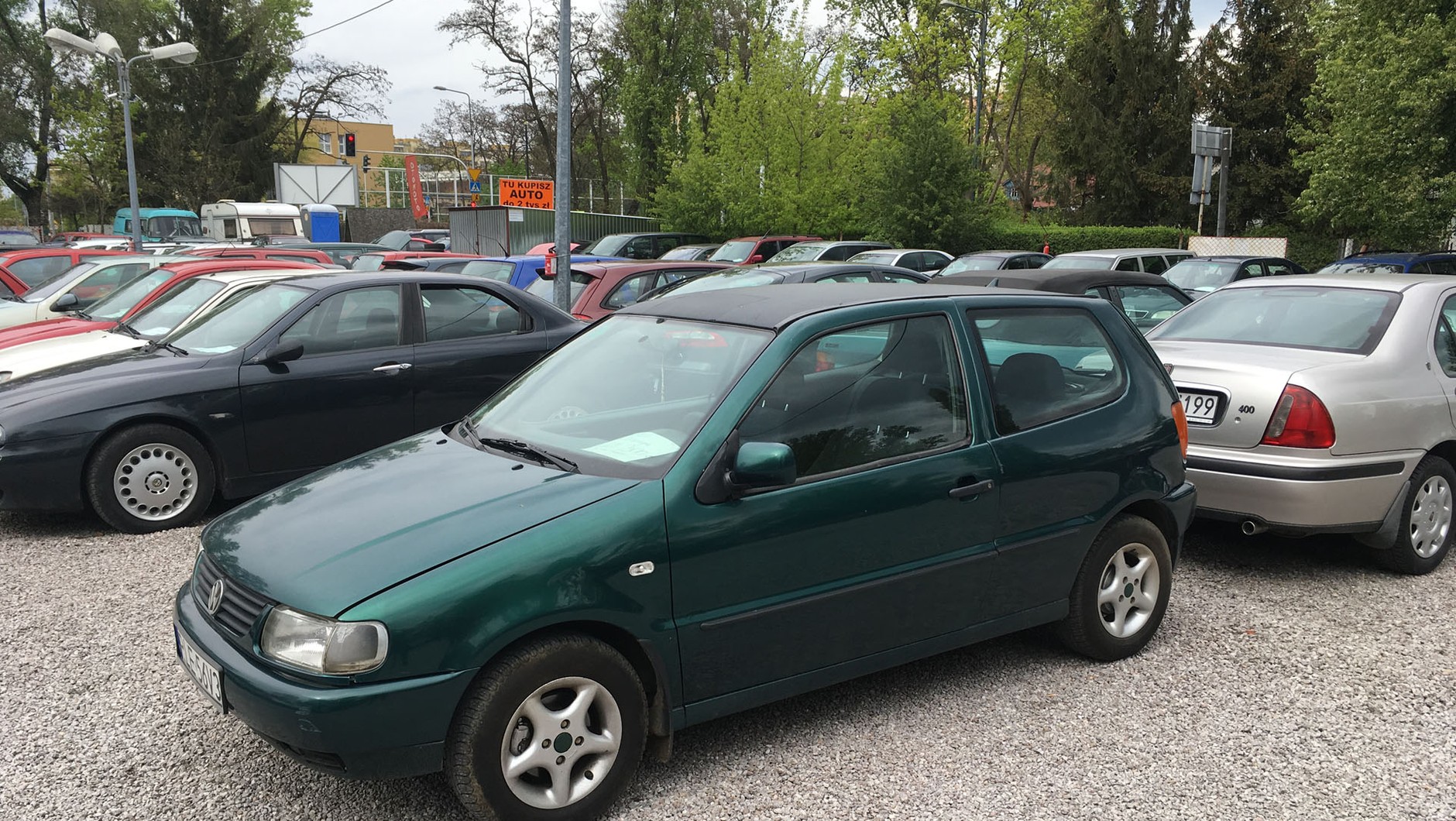 Dach oklejono paskudną folią o fakturze karbonu, więc trud-no stwierdzić, co się pod nią kryje. Poza tym niewiele rdzy.