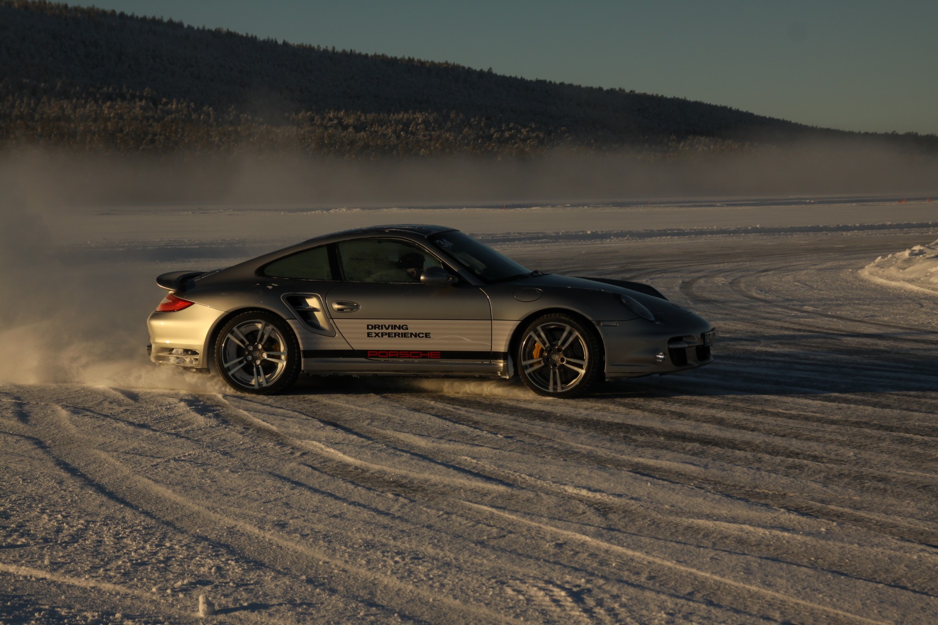 Porsche na zamarzniętym jeziorze