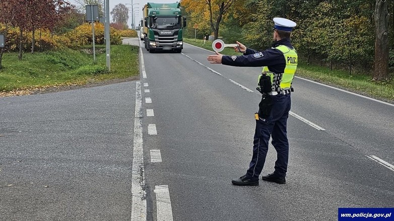 Policyjna kontrola ciężarówki w ramach akcji "Bezpieczny kierowca ciężarówki" (województwo warmińsko-mazurskie; październik 2024 r.)