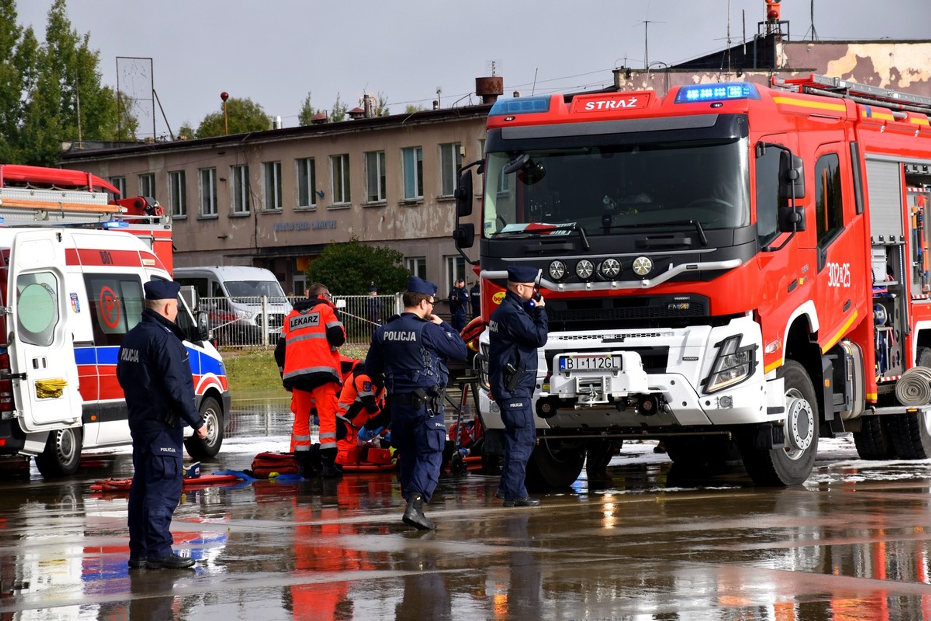 Zderzenie samochodu z samolotem. Ćwiczenia służb w Białymstoku