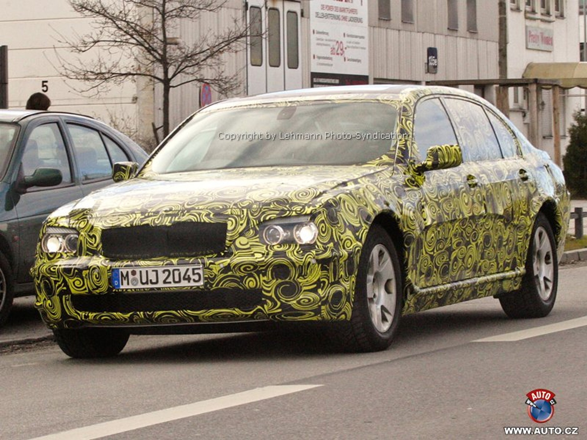 Zdjęcia szpiegowskie: nowe BMW 7 pod psychodelicznym kamuflażem