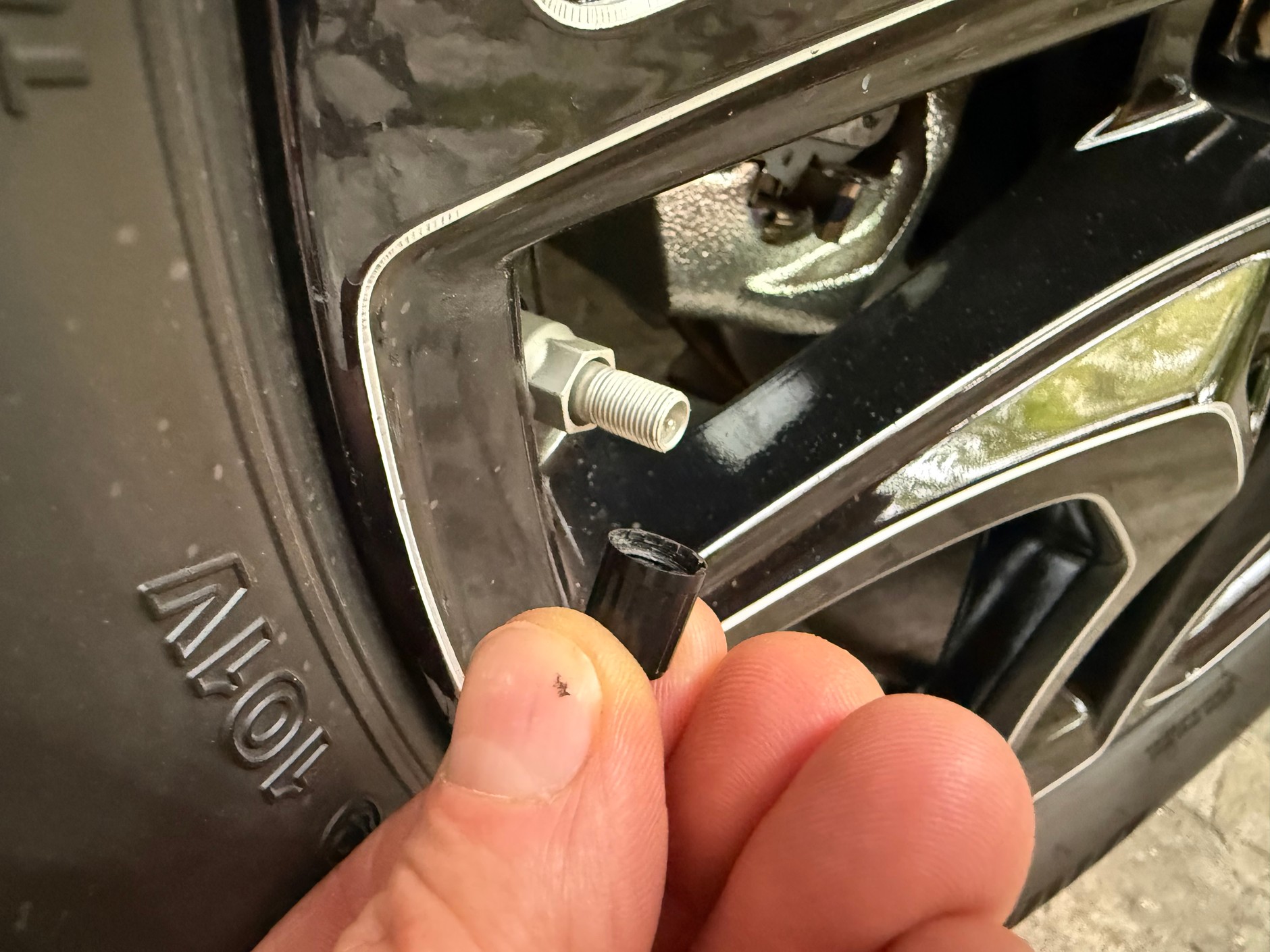 Brak nakrętki niszczy zaworek szybciej, niż myślisz