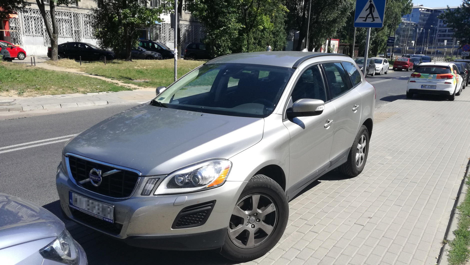 Skąd wiadomo, czy dane auto ma prawo wjeżdżać na chodnik? Należy sprawdzić, w dowodzie rejestracyjnym, jaką ma DMC (dopuszczalną masę całkowitą). Wiele dużych i średniej wielkości SUV–ów nie ma prawa wjazdu na chodnik, co zależy m.in. od wersji silnikowej – różne wersje mają różną DMC.