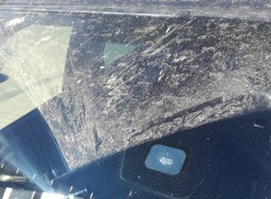 Ulice i auta pokryte kakao – skutki problemów w fabryce czekolady