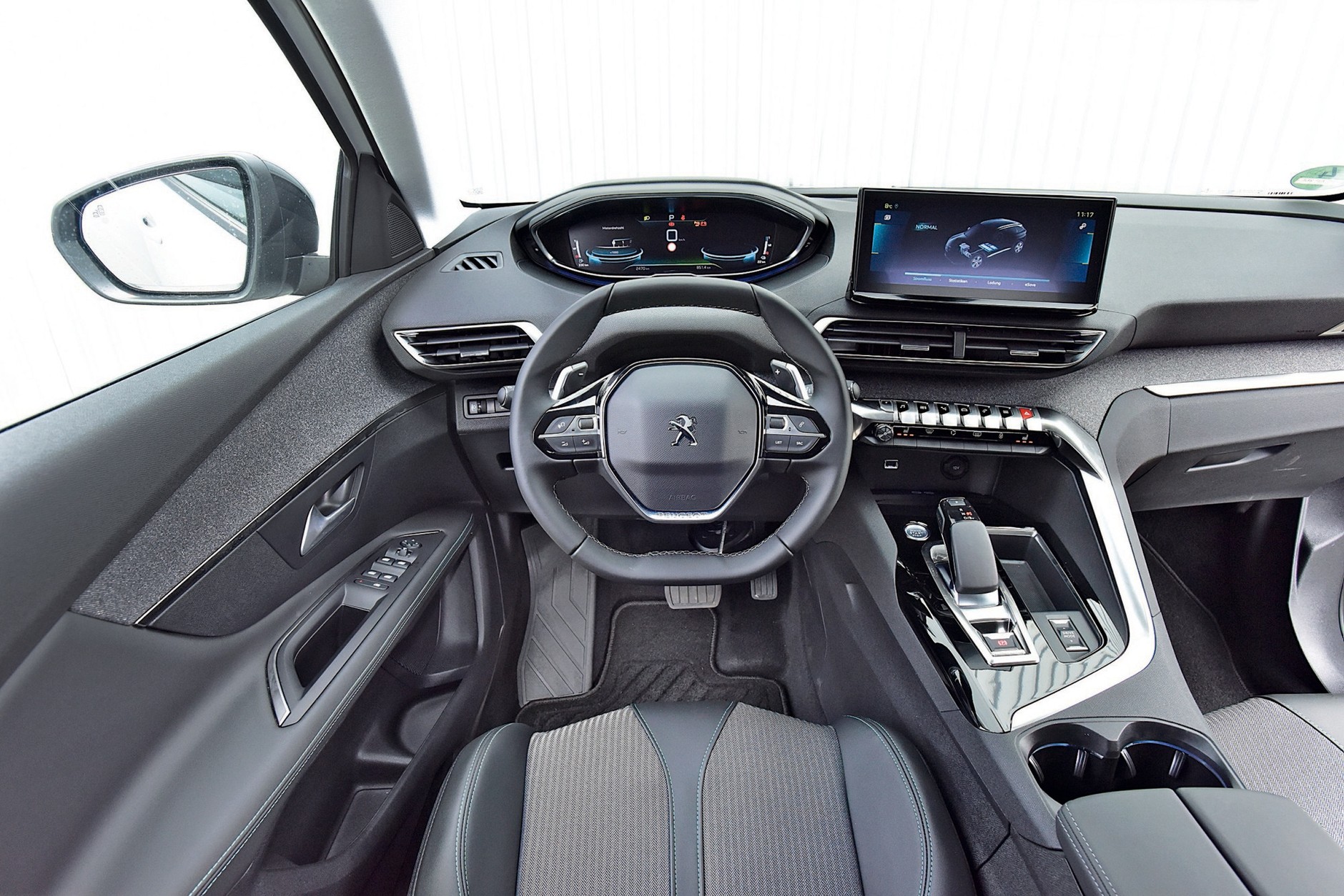 3008: niepoprawny indywidualista. Kolejny i kolejny model w ofercie, a Peugeot znowu swoje: malutka kierownica i usytuowane nad nią zegary stały się znakiem firmowym marki. Ze względu na dużą wysokość kabiny w 3008 ta koncepcja może się sprawdzić, natomiast konsola środkowa wydaje się zbyt rozbudowana jak na samochód przednionapędowy.