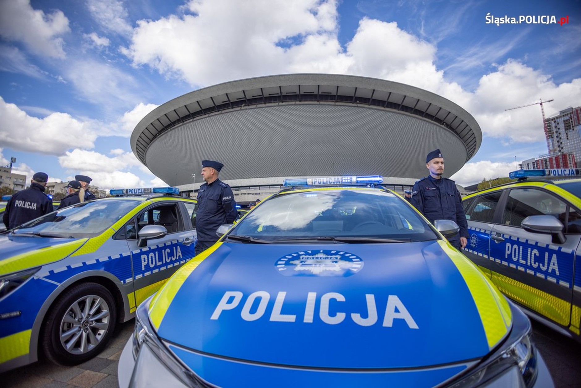 Policjanci ze Śląska dostali nowe radiowozy. Są hybrydowe