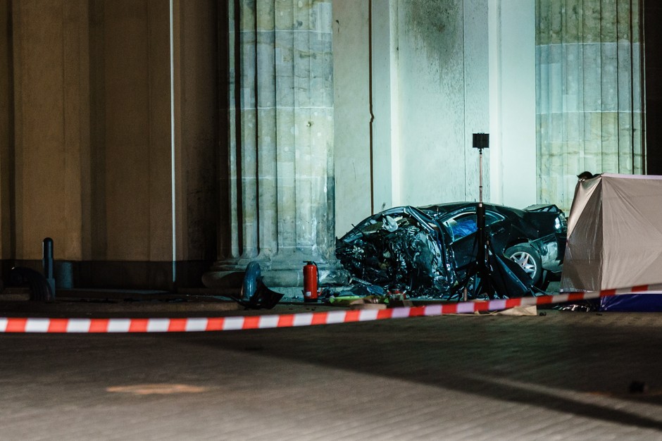 Samochód uderzył w Bramę Brandenburską