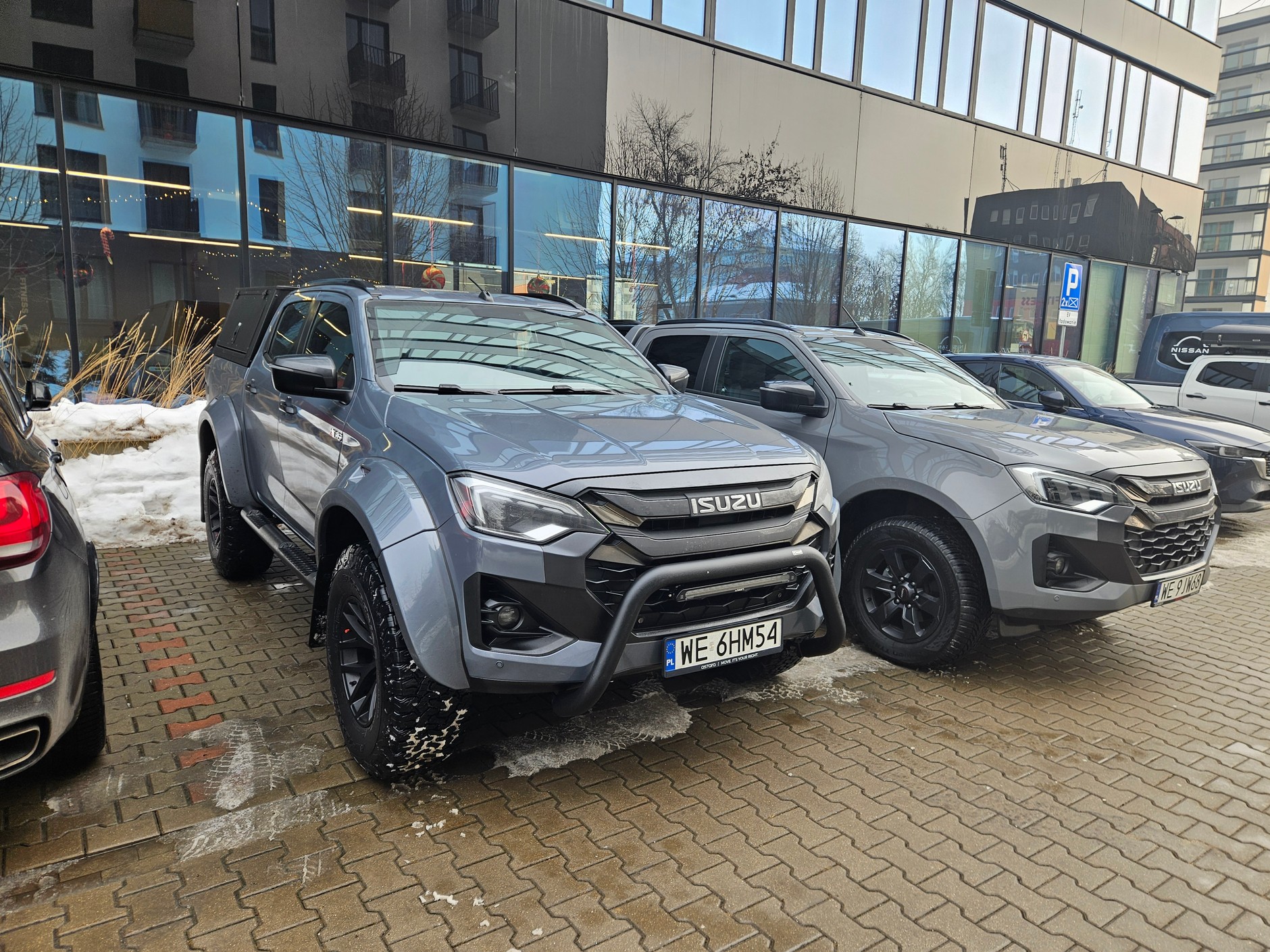 IsuIsuzu D-Max z pakietem Arctic Trucks kontra wersja standardowa