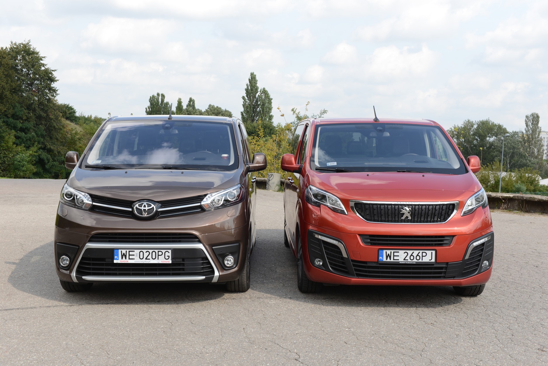 Peugeot Traveller i Toyota Proace - zdjęcie poglądowe