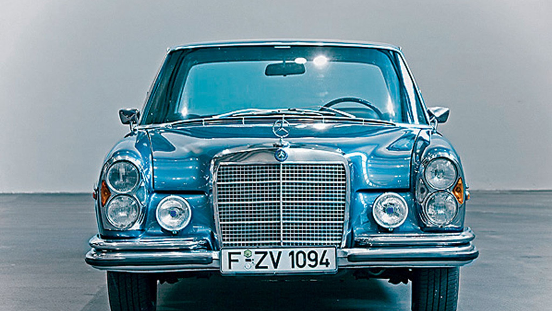 W latach 60. XX wieku Niemcy mieli się coraz lepiej, zniknęły ślady wojennej klęski. To czas na dobrobyt i tym samym na Mercedesa 280 SE za 21 500 marek