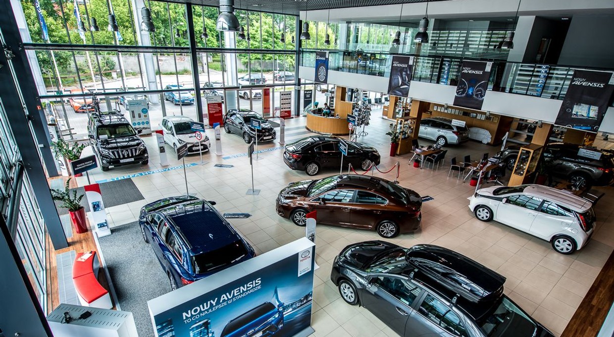 Jakie samochody kupują Polacy? Jest coraz więcej chętnych na marki premium [Raport]