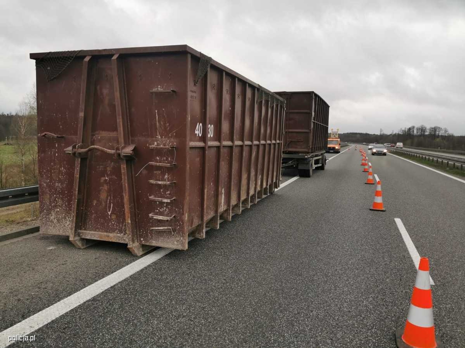 Kontenery porzucone na poboczu drogi S8