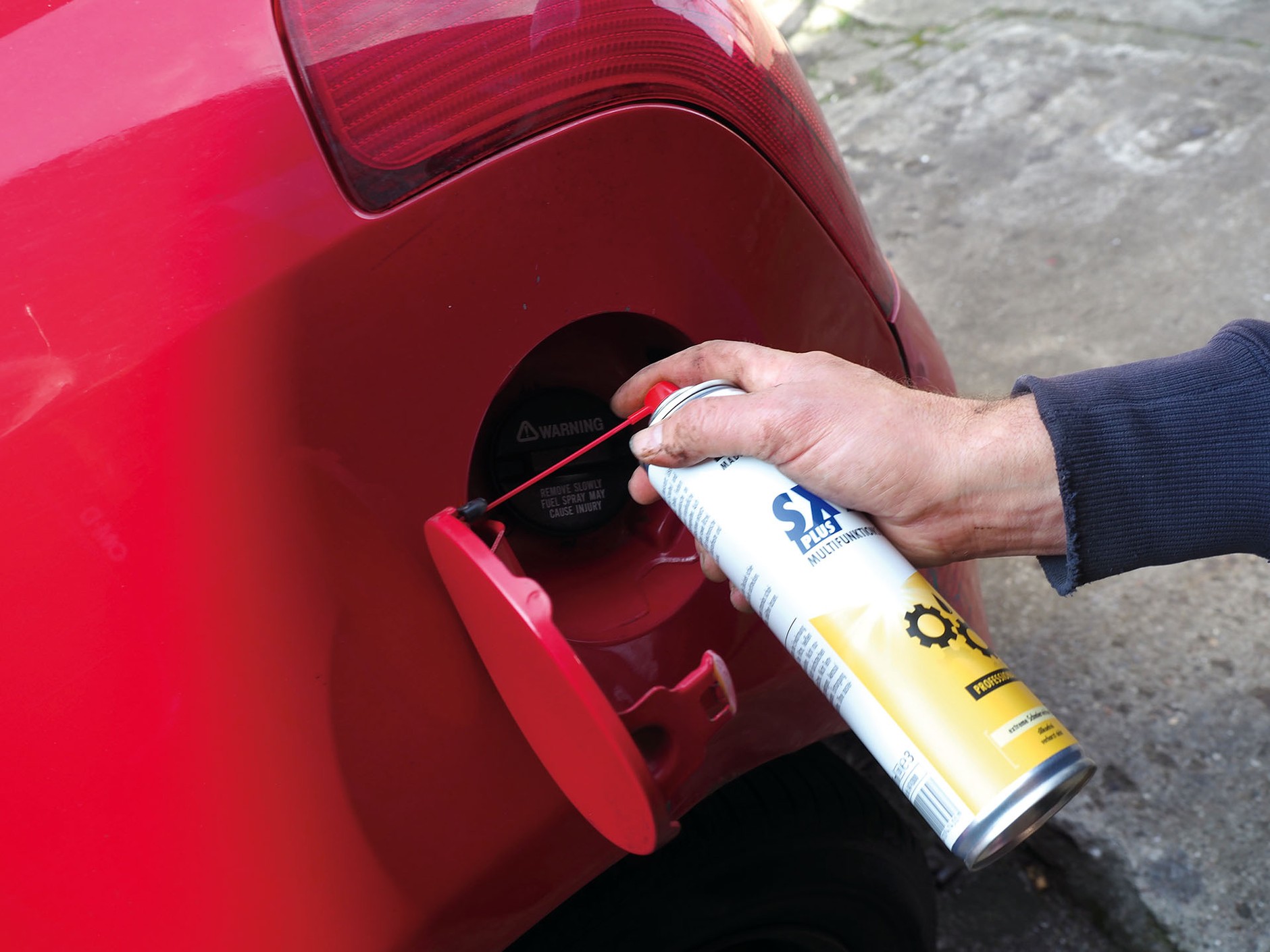 Jak i czym wyczyścić zakamarki auta?