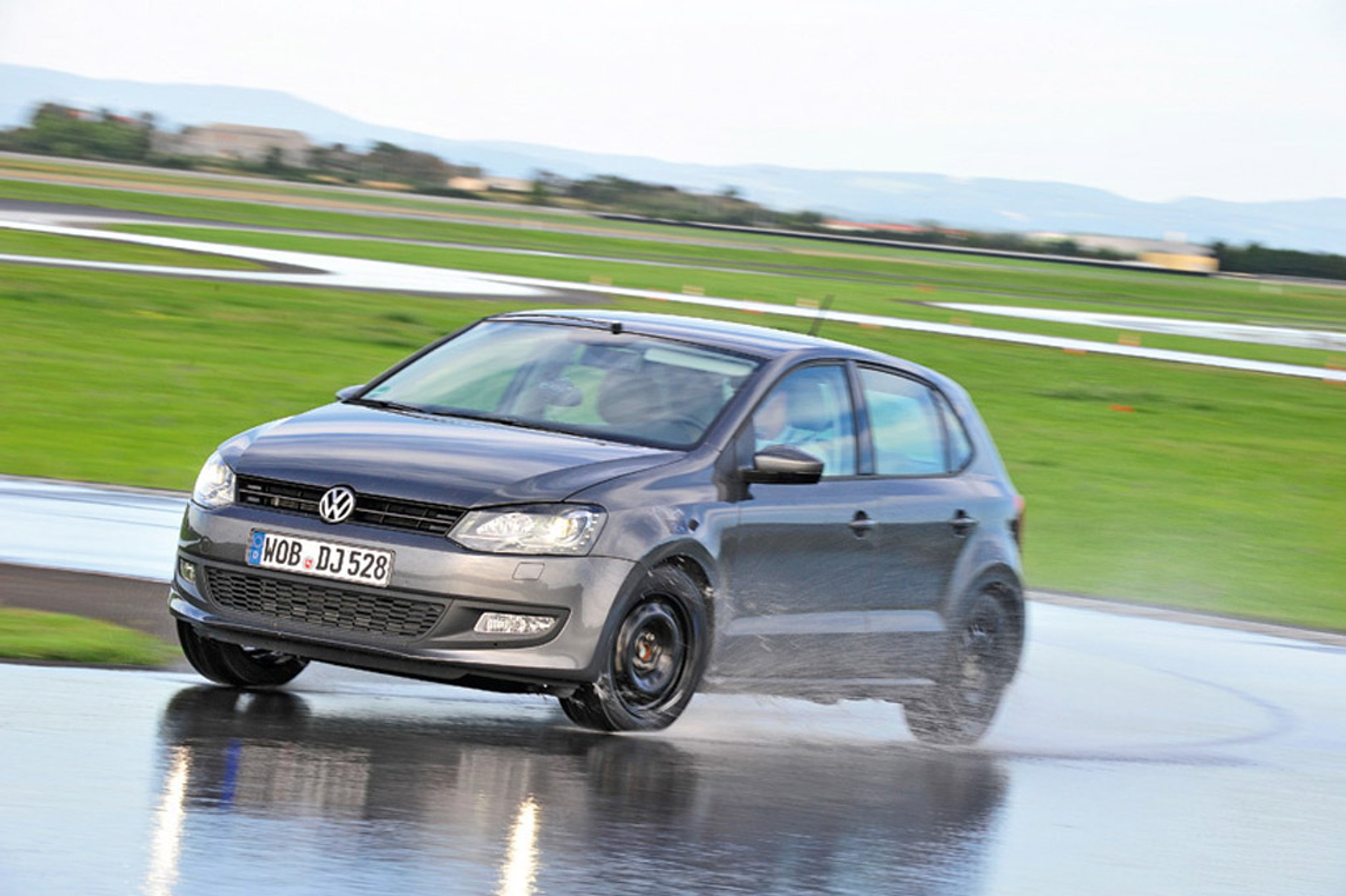 Czy istnieją opony nadające się do jazdy w każdych warunkach pogodowych?