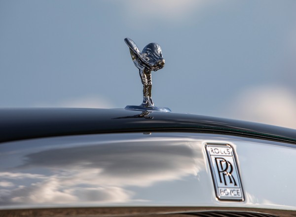 UE gasi światło w znaczku Rolls-Royce’a – koniec z podświetlaną figurką