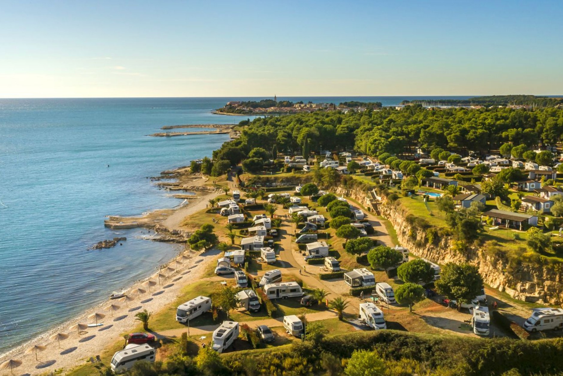 W Aminess Maravea Camping Resort cień zapewniają las dębowy i drzewa oliwne