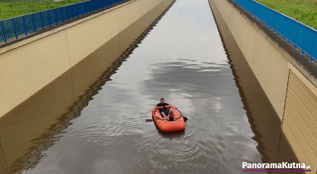 Ponton na zalanej obwodnicy Kutna