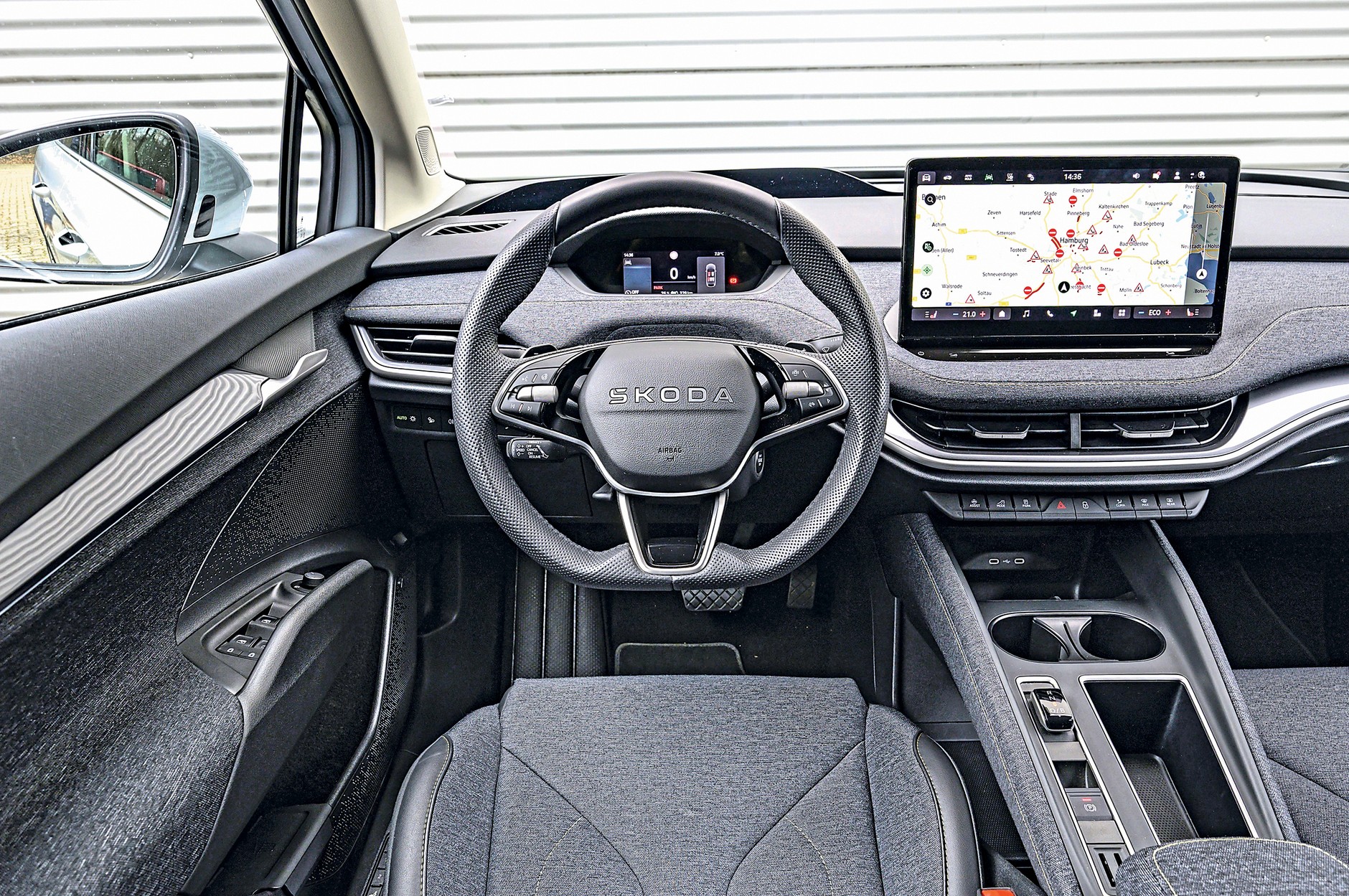 Wnętrze Skody Elroq zdominowane jest przez wielki ekran centralny 