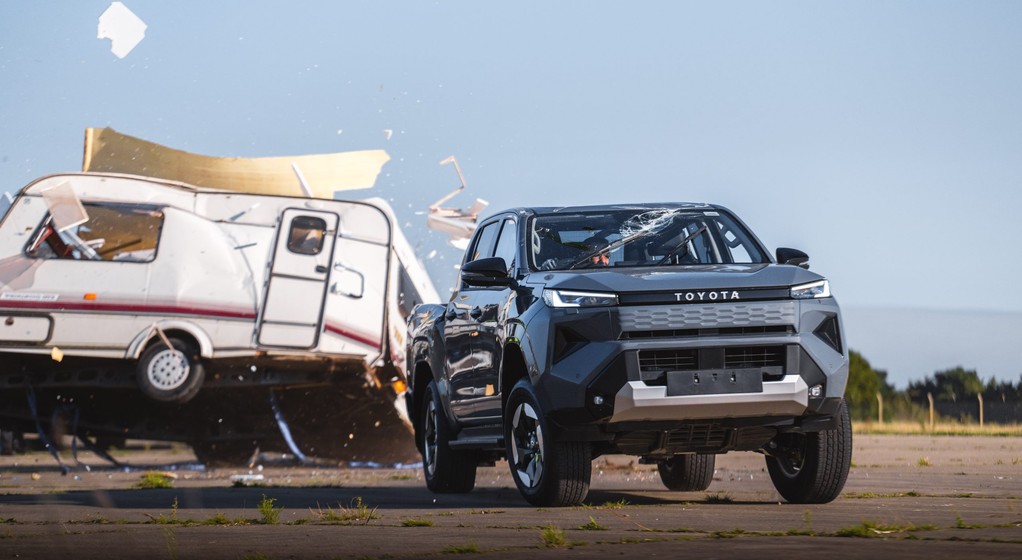 Zrzucili przyczepę kempingową na Toyotę Hilux