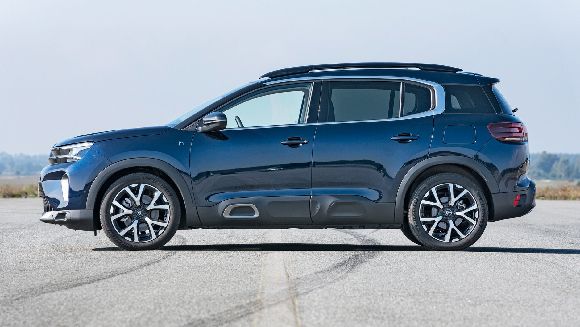 Citroen C5 Aircross (2022, I FL) - wysoka linia maski i szeroki tylny słupek nie ułatwiają manewrowania. Kamera cofania bardzo się przyda.