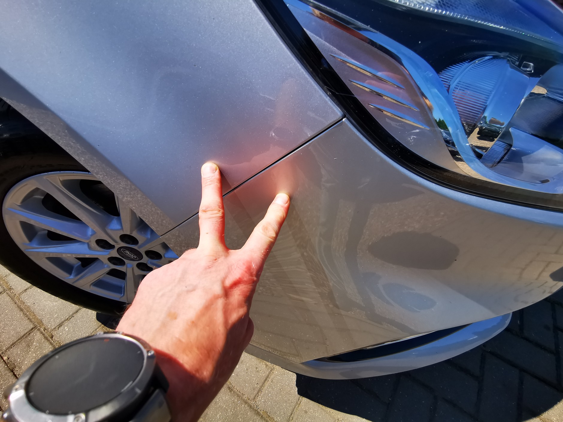 Ford S-Max z dieslem: tu coś się działo, ale raczej nic poważnego. Przypuszczamy, że zderzak był malowany. Być może tylko zderzak