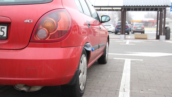 Złodzieje już się ustawiają pod sklepami. Wszystkie wartościowe rzeczy giną z auta w sekundę