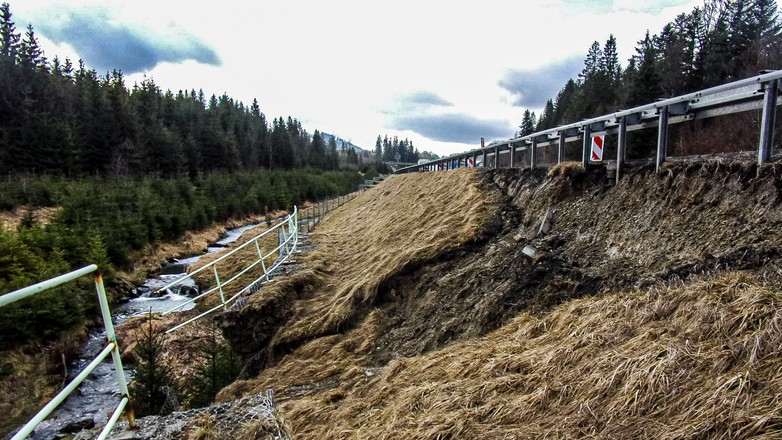 Uszkodzenie drogi ekspresowej S1 w Lalikach