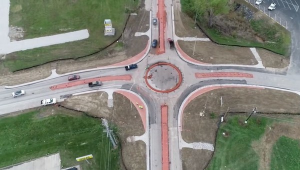 Amerykańscy kierowcy nie poradzili sobie z jazdą po rondzie. To trzeba zobaczyć