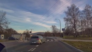 O mało nie potrącił na przejściu rodziny z dwójką małych dzieci [WIDEO]