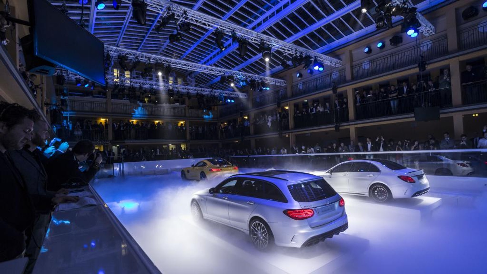 Mercedesy na salonie w Paryżu